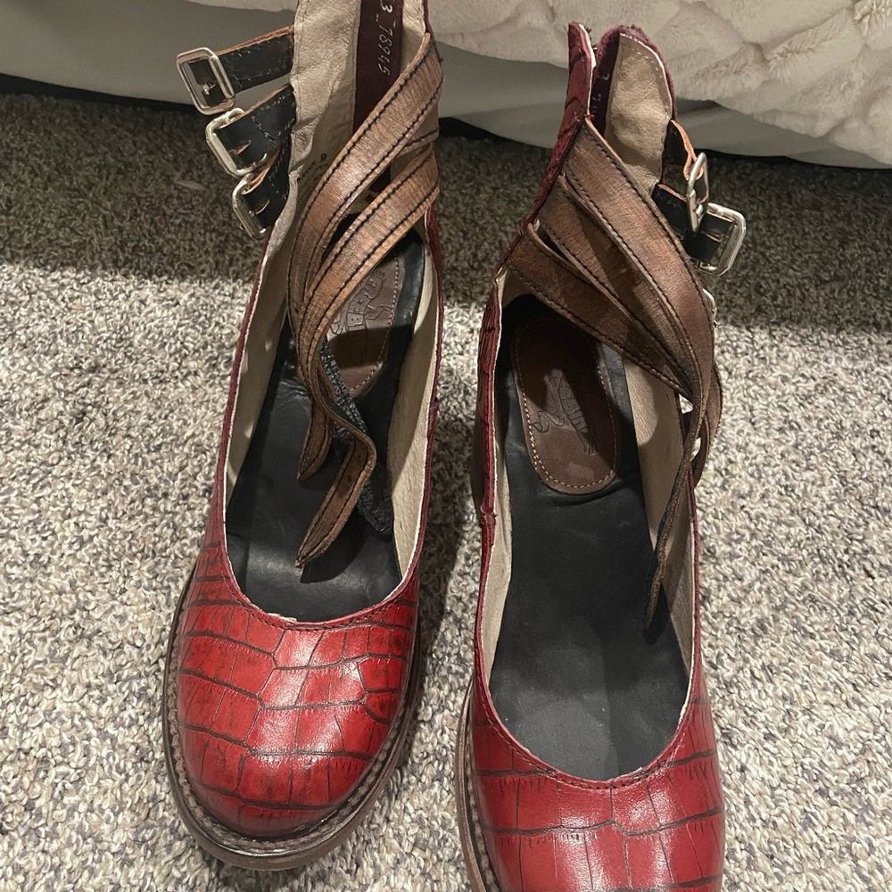 FREEBIRD Randi closed toe heels